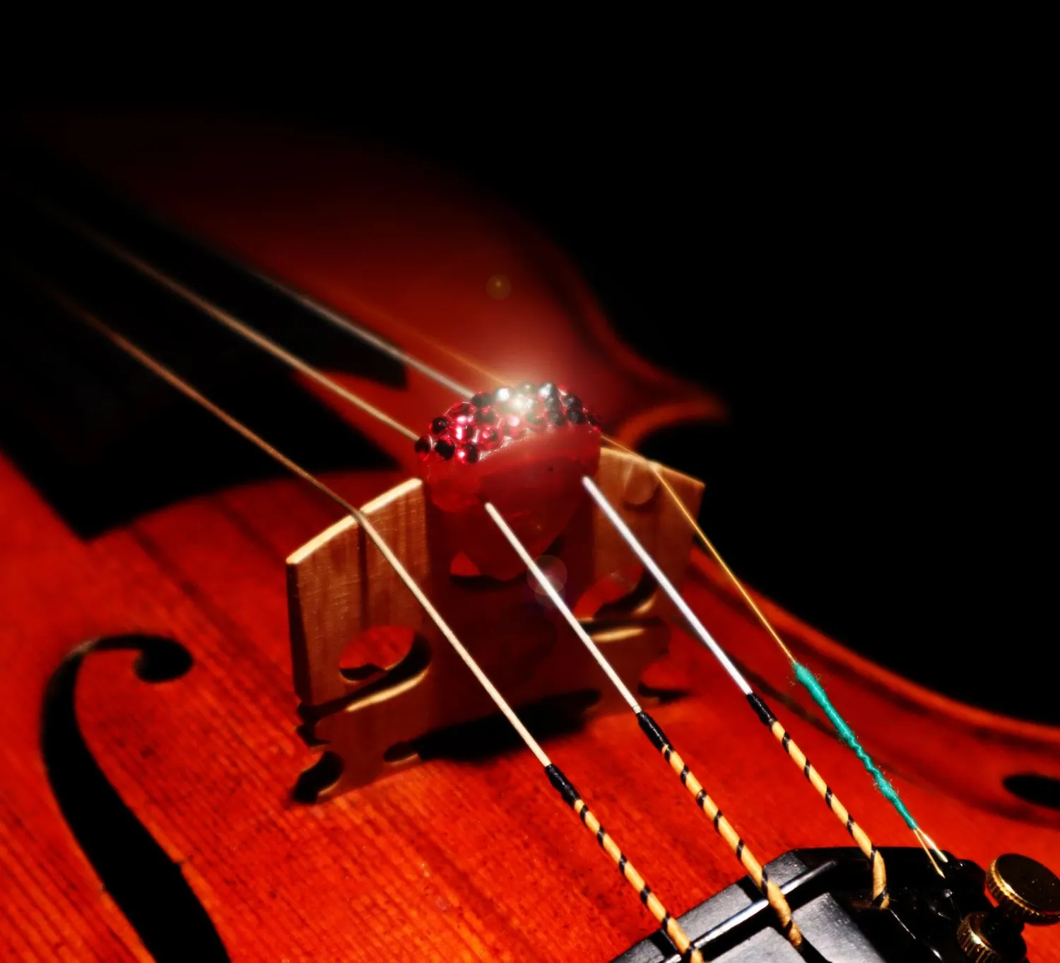 Brillante Polly Violinendämpfer Rot Strass