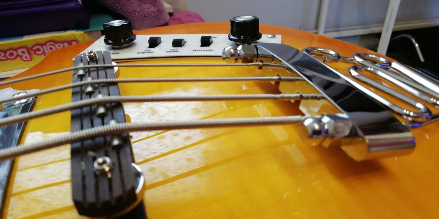 Rocktile VB-1 Sir Paul Violinbass Hollowbody Sunburst
