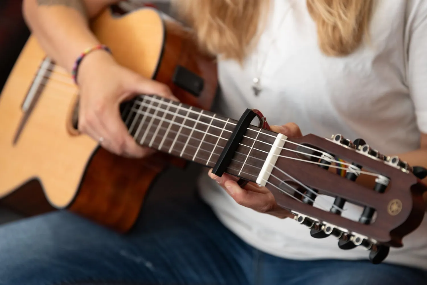 Rocktile Kapodaster 6-saitige Gitarre Stahlsaiten einhand